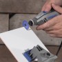 Dremel SC545DM Diamant-Trennscheibe im Einsatz beim Schneiden einer Fliese.