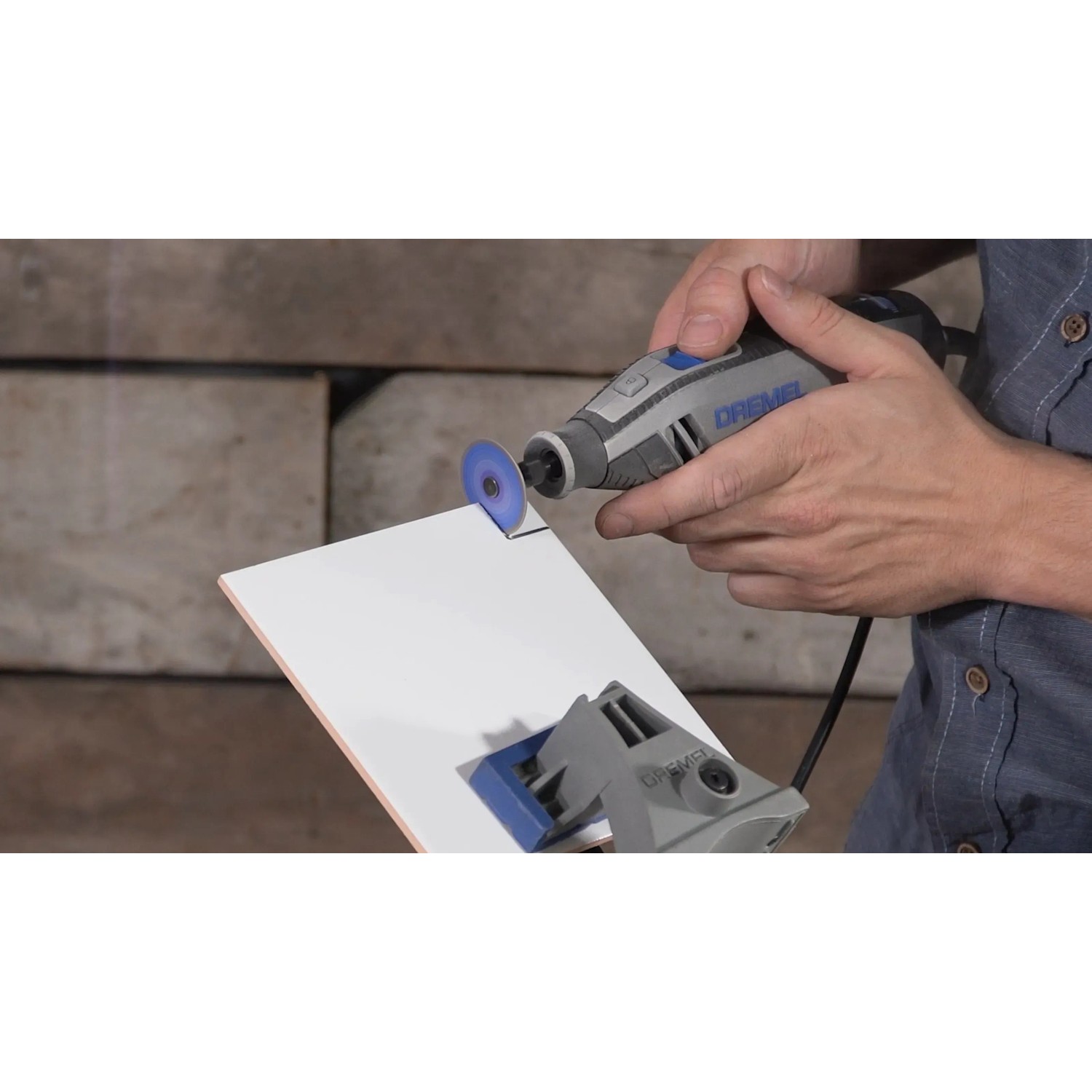 Dremel SC545DM Diamant-Trennscheibe im Einsatz beim Schneiden einer Fliese.