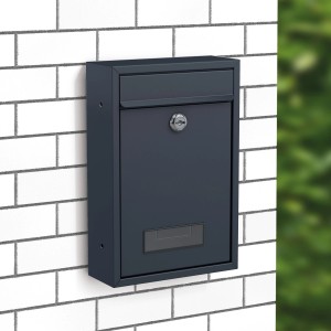 Basi Briefkasten Set, 3 anthrazitfarbene BK 100M Briefkästen an einer weißen Ziegelwand.