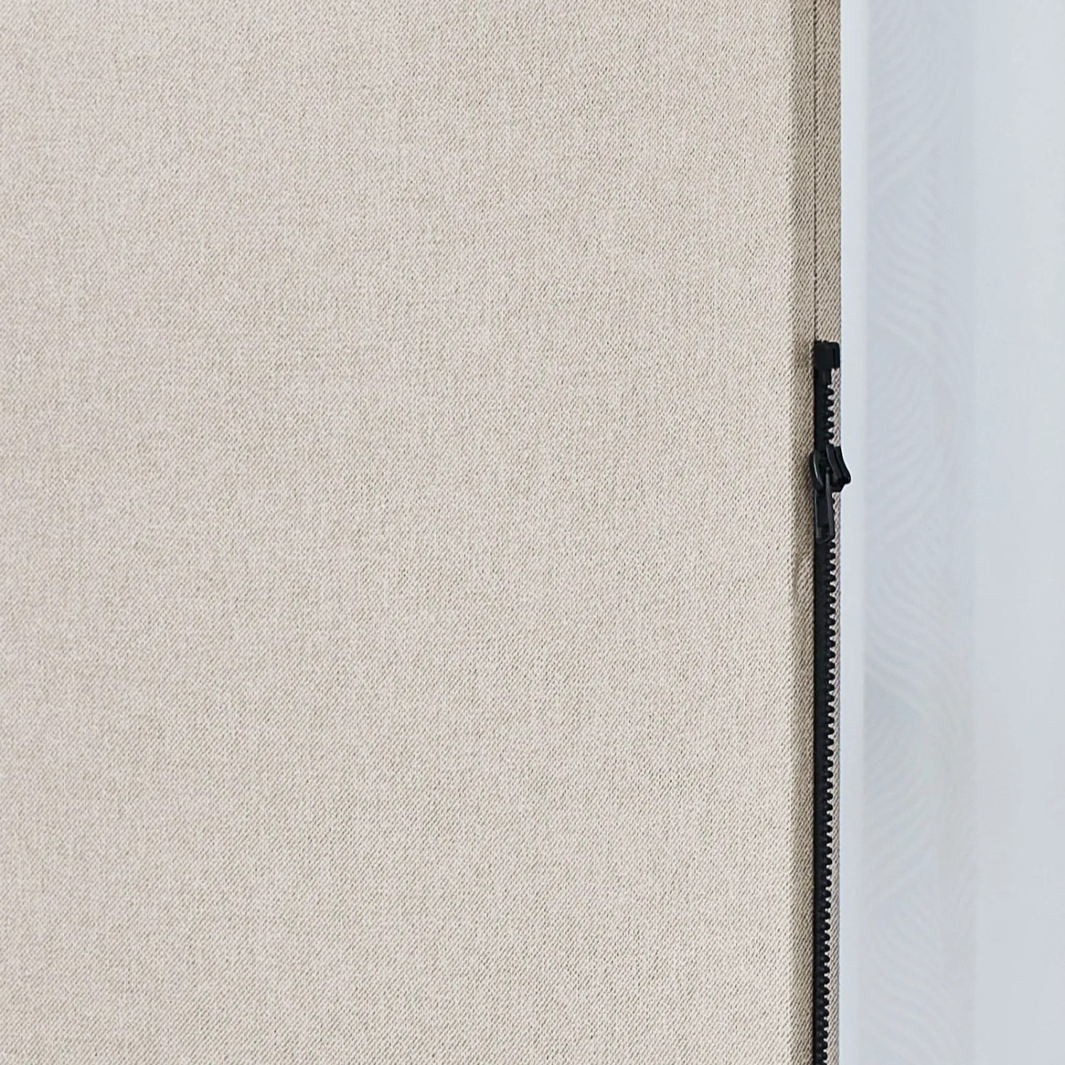 Detailaufnahme: Beige Svita Otis Stellwand mit Reißverschluss zum Verbinden mehrerer Elemente.