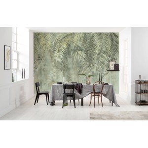 Komar Vliesfototapete Palm Fronds, 350x250cm, im Wohnraum mit Esstisch und Stühlen.