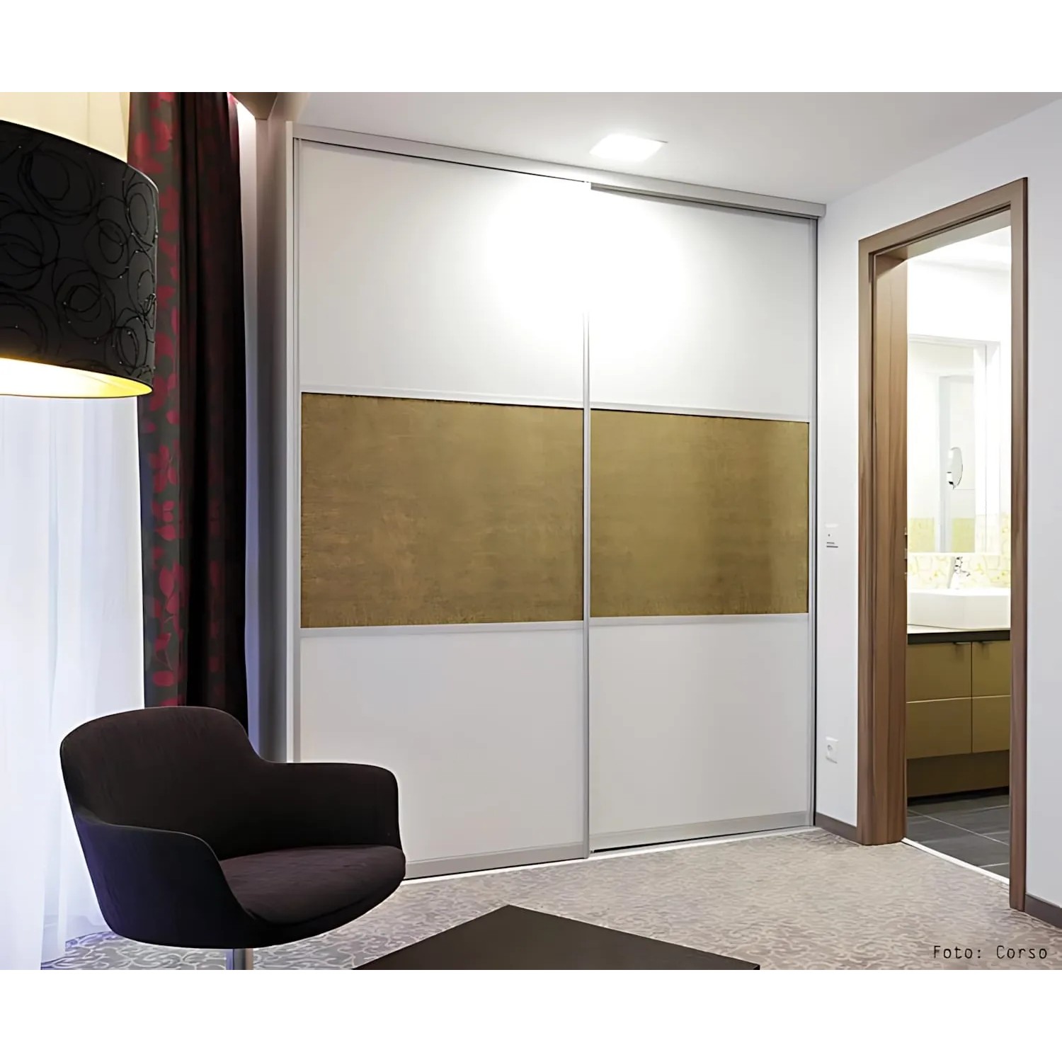 Goldenes WALLFACE Leder Wandpaneel Leguan Dekor, 260x100 cm, als Wandverkleidung.