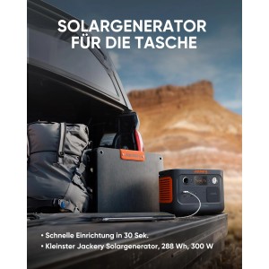 Jackery Powerstation Explorer 300 Plus mit Solarpanel im Kofferraum. Solargenerator mit 288 Wh, 300 W.