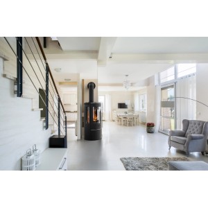 Schwarzer Fireplace Amarant Kaminofen (5 kW) im Wohnraum mit Treppe und Sessel.