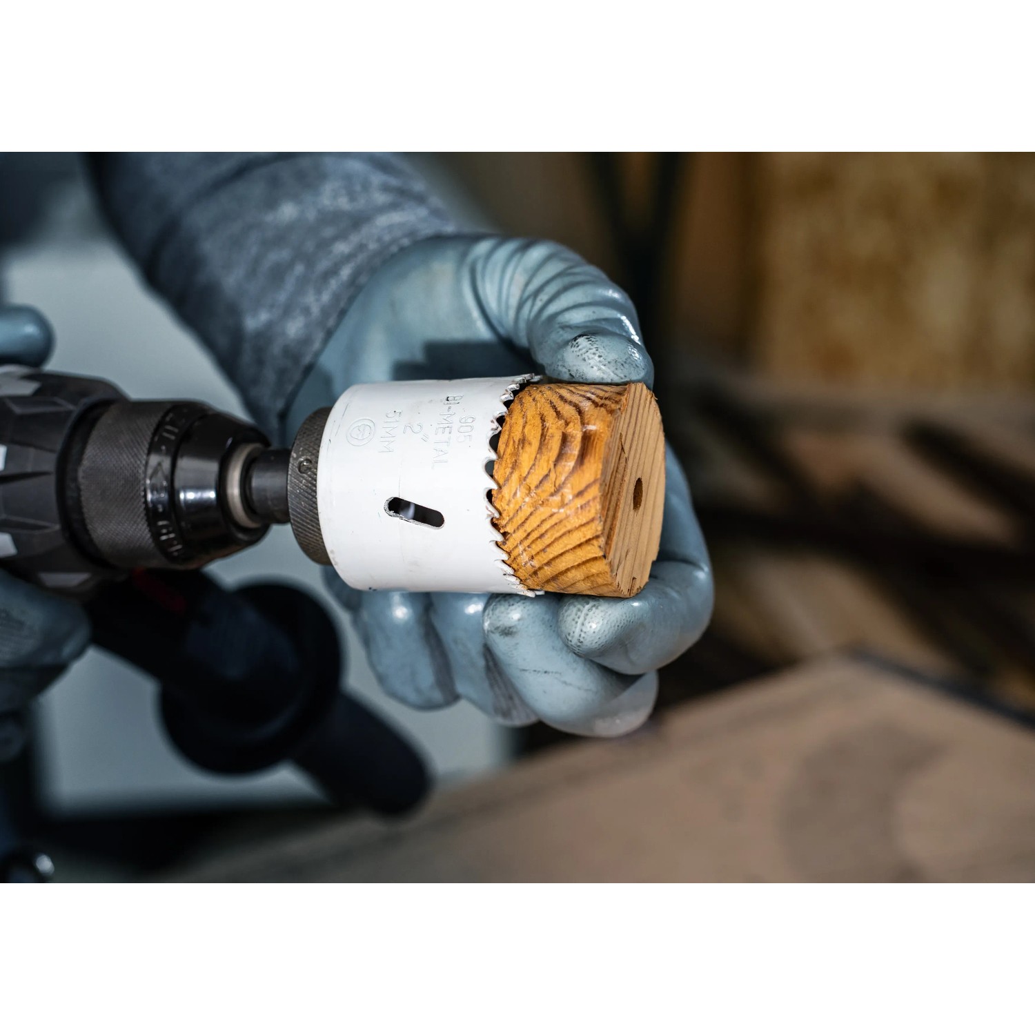 Bosch Lochsäge HSS-Bimetall 73mm im Einsatz mit Bohrmaschine an Holzstück.