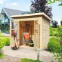 Unbehandeltes Karibu Holz-Gartenhaus Neuenburg mit Pultdach und Gartengeräten.
