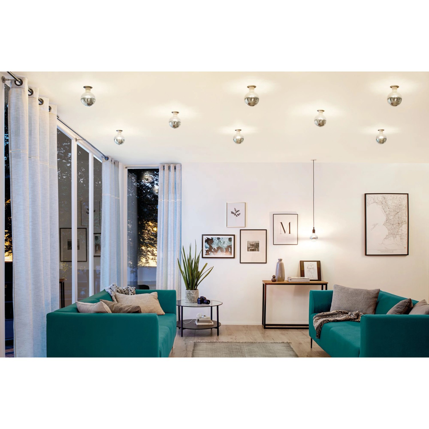 Wohnzimmer mit Paulmann LED-Glühbirnen E27 Kopfspiegel Silber an der Decke.