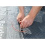 Hand markiert mit rotem Pica Visor 990 Permanentmarker eine Kurve auf dunklem Baumaterial. Präzises Messwerkzeug-Set.