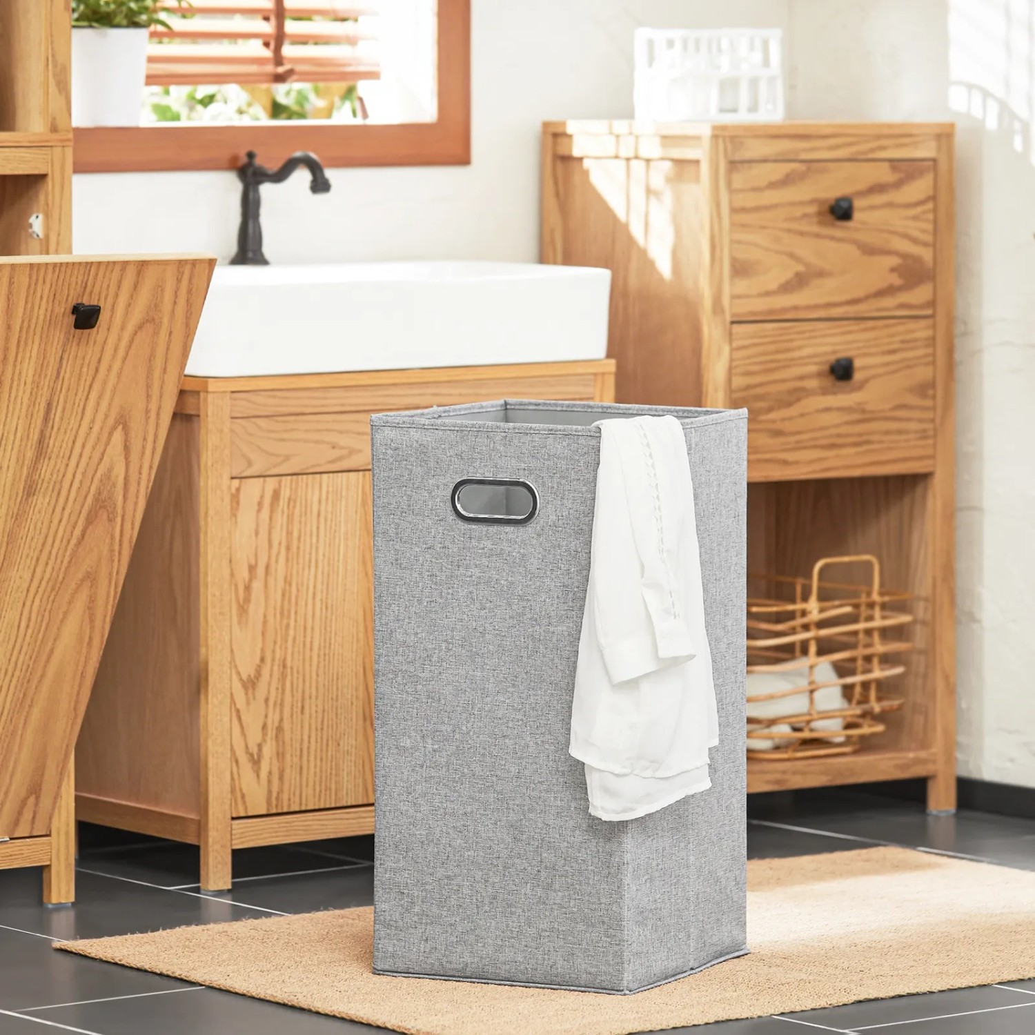 SoBuy Badezimmerschrank BZR95-N mit Wäschesack, MDF Natur, Teil eines Badmöbel-Sets.