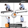 Mann baut weißen Walimex Pro Roll-Up Fotohintergrund auf. Schneller Aufbau des Studiohintergrunds in wenigen Schritten.