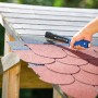 LUX Flachdrahtklammer Comfort im Einsatz zum Befestigen von Dachpappe mit einem Tacker.
