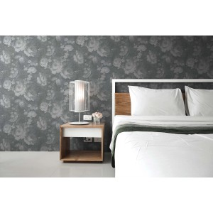 Graue Tadessi Vliestapete mit Blumenmuster Florentin im Schlafzimmer.