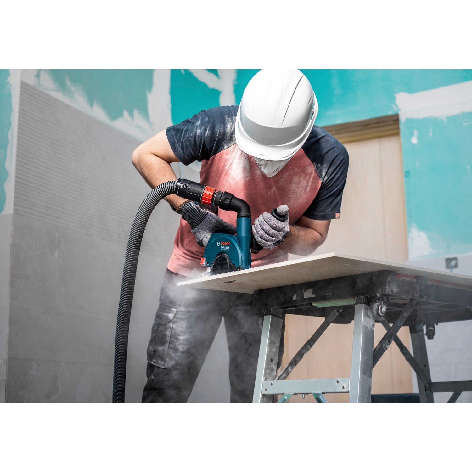 Anwender schneidet Fliese mit Bosch Expert Diamanttrennscheibe X-Lock Ø 115 mm.