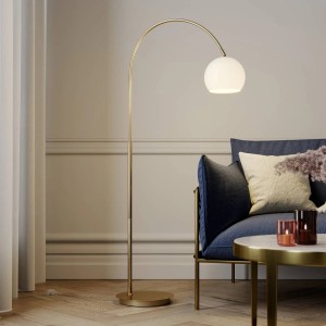 Moderne Lindby Bogenlampe Cynthia in Gold/Messing mit rundem Glasschirm für Wohnzimmer.
