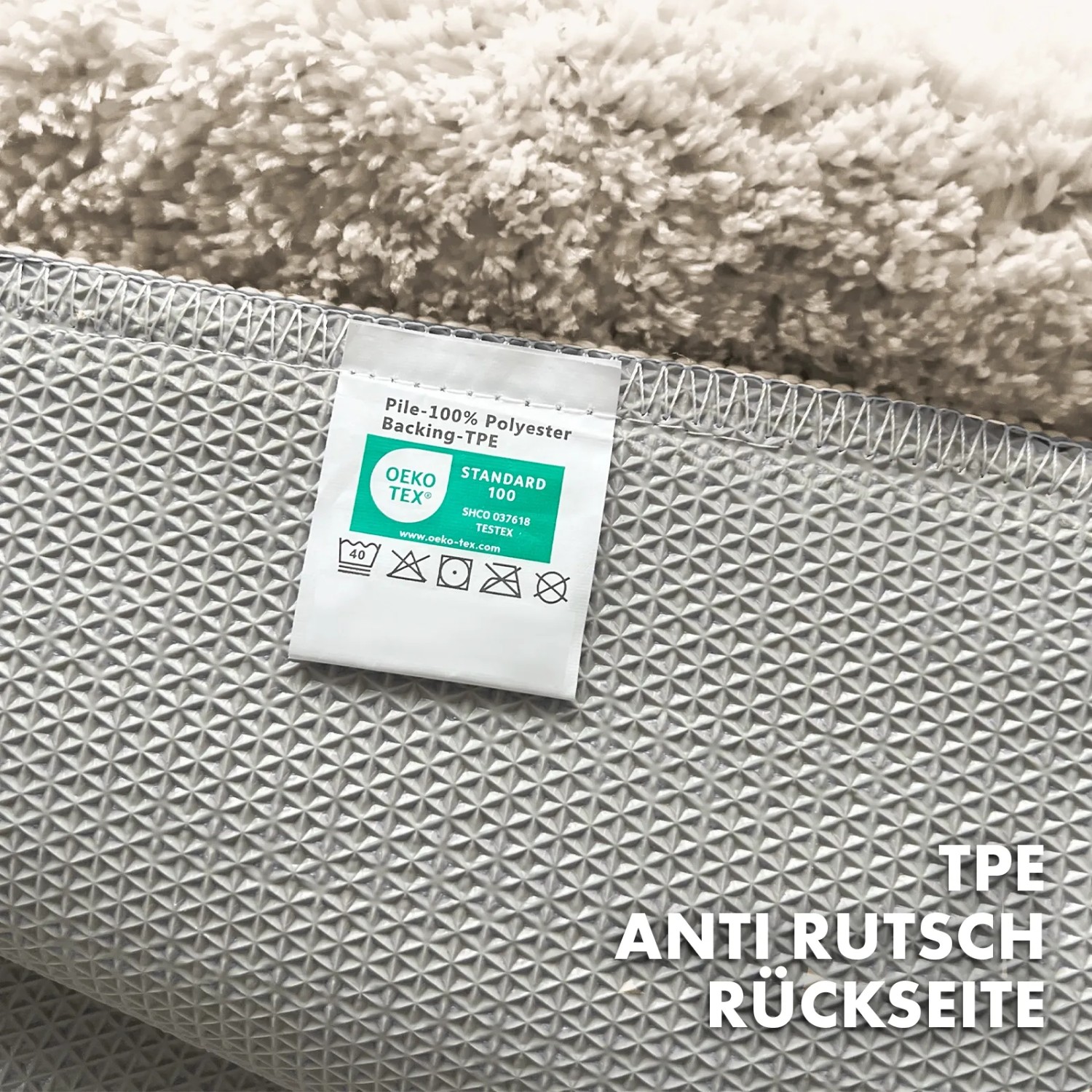Detailaufnahme Badematte Maris Ivory: Rutschfeste Rückseite und Öko-Tex Zertifikat.
