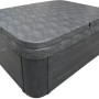 Abgedeckter Home Deluxe Outdoor Whirlpool White Marble Plus mit grauer Thermoabdeckung und Treppe.