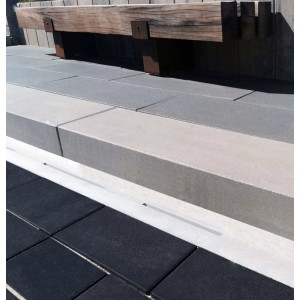 Graue Diephaus Hohl Blockstufe (100x32x16 cm) für Treppen und Wege, umgeben von Pflastersteinen und einer Holzbank.