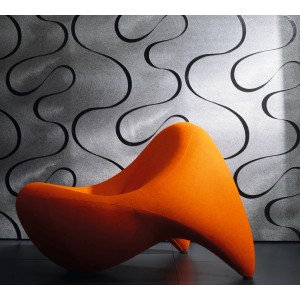 Colani Vliestapete Visions Welle Silber-Schwarz an Wand hinter orangefarbenem Sessel.