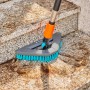 Gardena Cleansystem Stielbürste Hard Flex in Aktion auf Steintreppe. Reinigungsbürste mit harten Borsten.