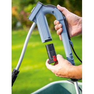 Akku-Regenfasspumpe mit eingesetztem Akku, ideal für die Gartenbewässerung.