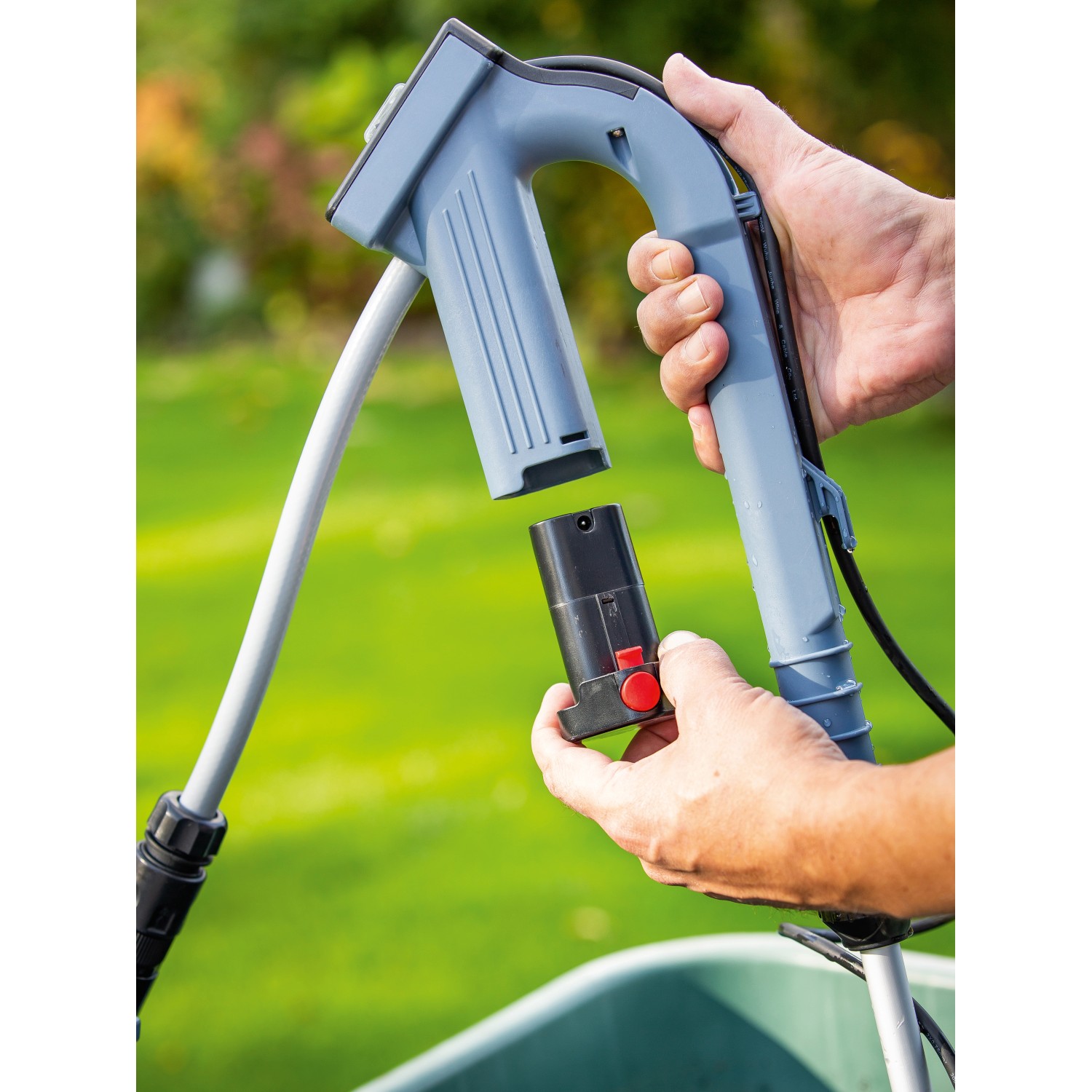 Akku-Regenfasspumpe mit eingesetztem Akku, ideal für die Gartenbewässerung.