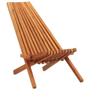 Brauner klappbarer Garten-Liegestuhl aus Akazienholz mit Latten. Ergonomische Sonnenliege für entspannte Stunden.