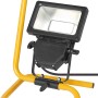 LED-Baustrahler 20W mit gelbem Metallgestell und verstellbarem Neigungswinkel.