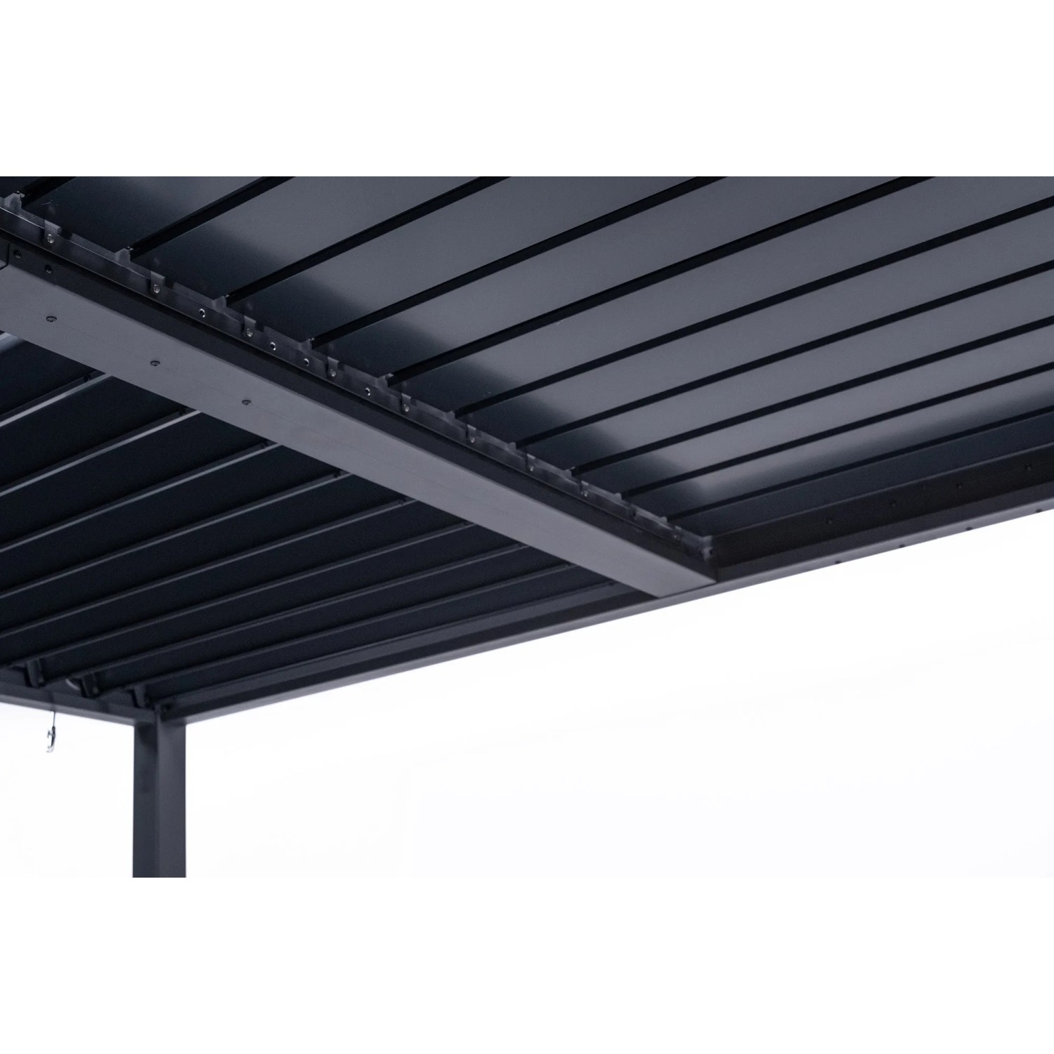 Detailansicht der grauen, bioklimatischen Cazeboo Piana Pergola (4x3m) mit Lamellen aus Stahl.
