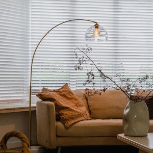 Moderne Bogenlampe Arc aus Messing mit klarem Glasschirm, passend zu Innenleuchten und Wohnambiente.