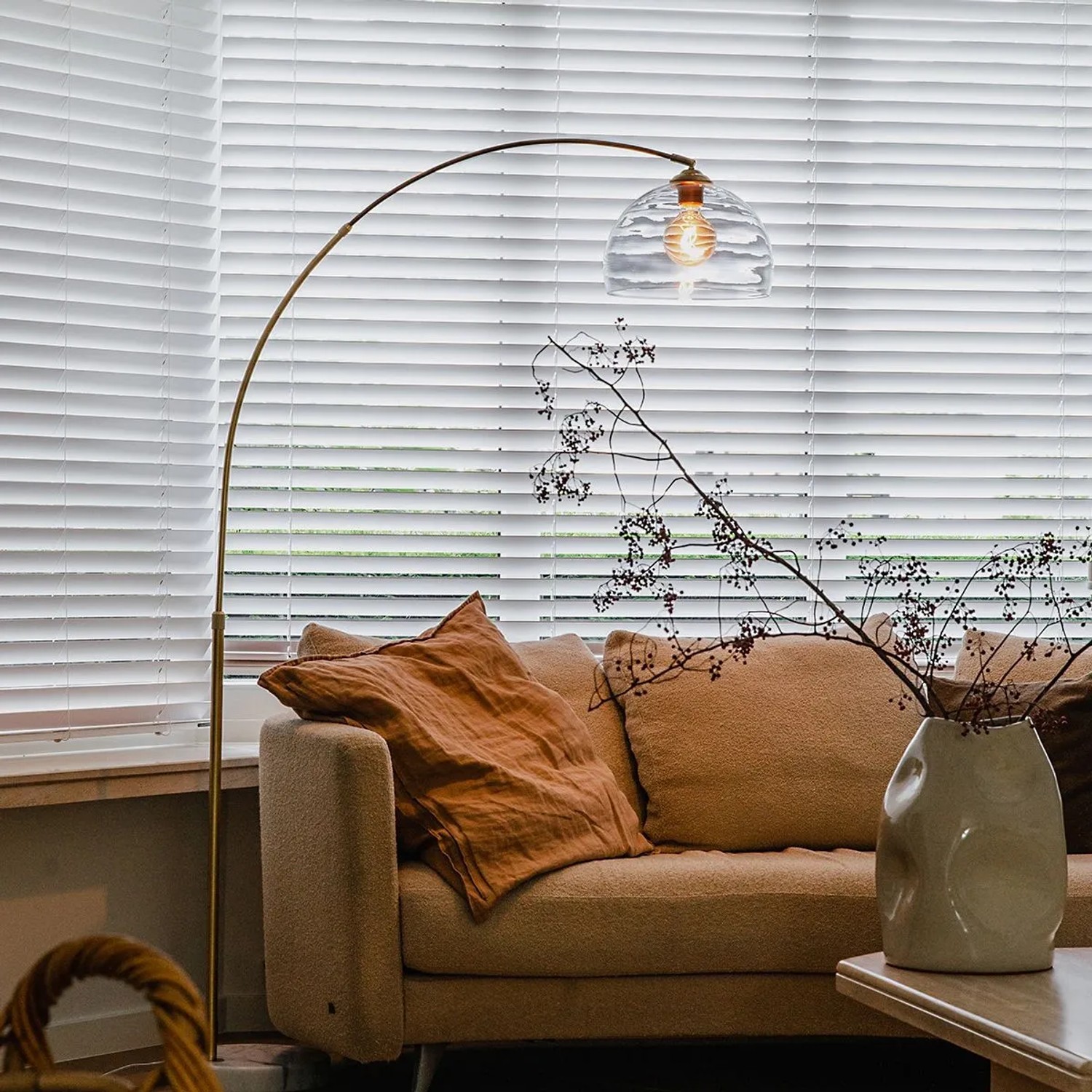 Moderne Bogenlampe Arc aus Messing mit klarem Glasschirm, passend zu Innenleuchten und Wohnambiente.