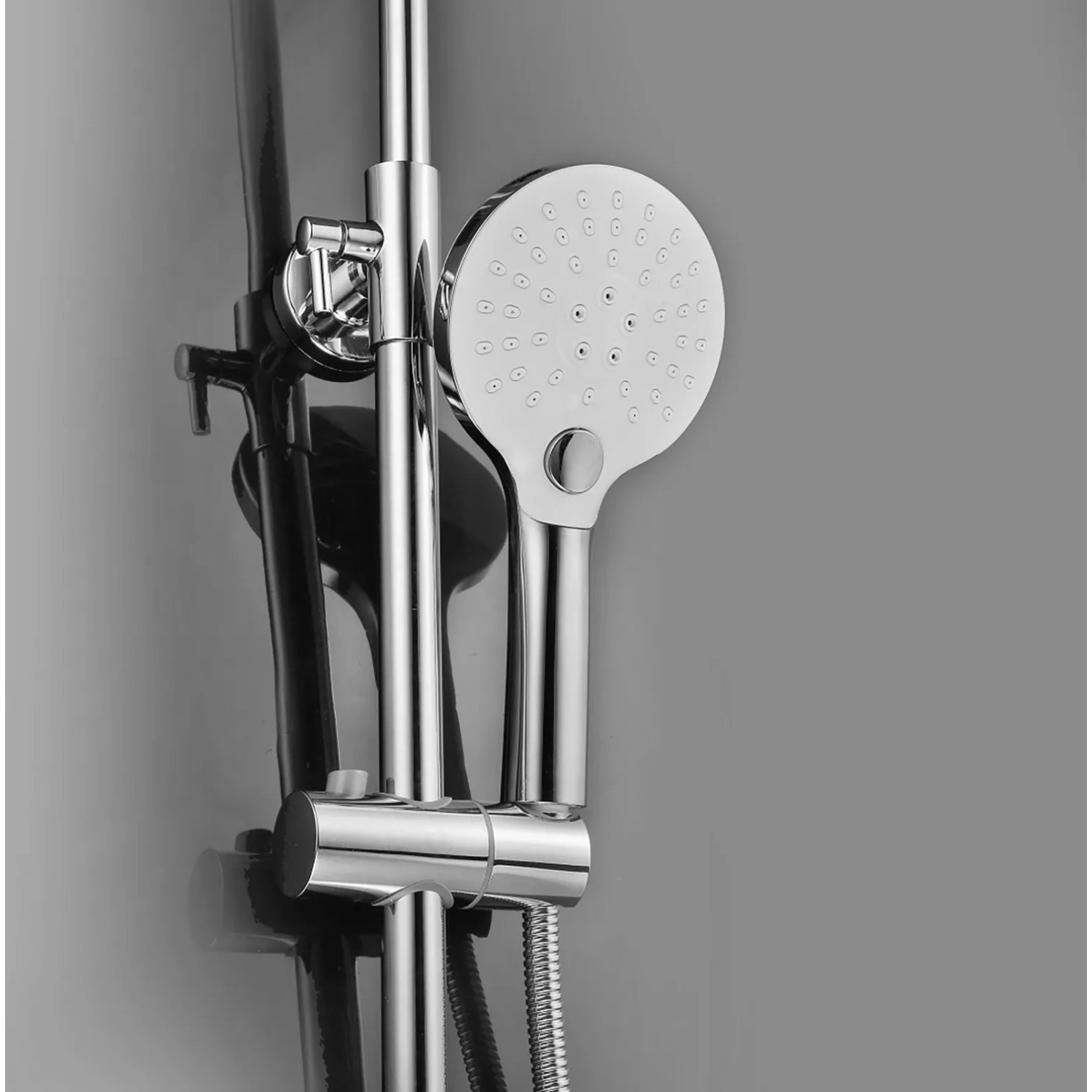 Edelstahl Duschsystem mit runder Regendusche und Handbrause, Teil einer Duschsäule.