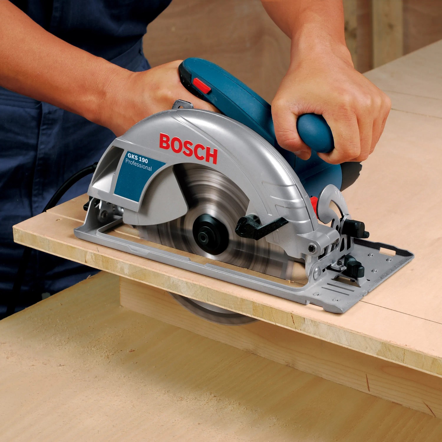 Bosch Professional GKS 190 Handkreissäge im Einsatz beim Sägen von Holz.