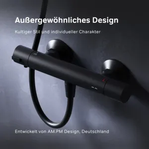 Schwarzer AM.PM Duschthermostat mit Brausearmatur an dunkler Wand. Modernes Design, Temperaturregelung, Sicherheitsstopp.