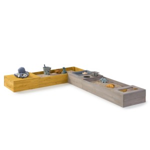 Flexibler MUDDY BUDDY Sandkasten in Warmgrau und Ocker mit Spielzeug und Abakus.