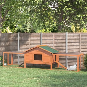 PawHut Kleintierstall aus Holz mit grünem Dach, zwei Freigehegen und Rampe auf Rasen. Weißes Kaninchen im Gehege.