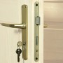 Detailaufnahme: Tür mit Griff und Schloss eines Weka Holz-Gartenhauses.
