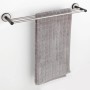 Wenko Badetuchstange Duo Udine, 60 cm, silber matt mit grauem Handtuch.