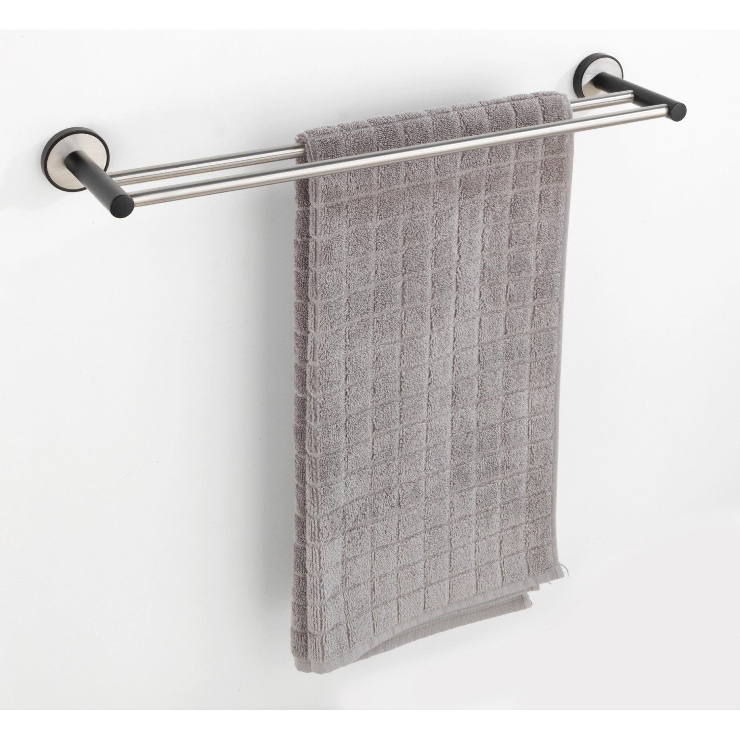 Wenko Badetuchstange Duo Udine, 60 cm, silber matt mit grauem Handtuch.