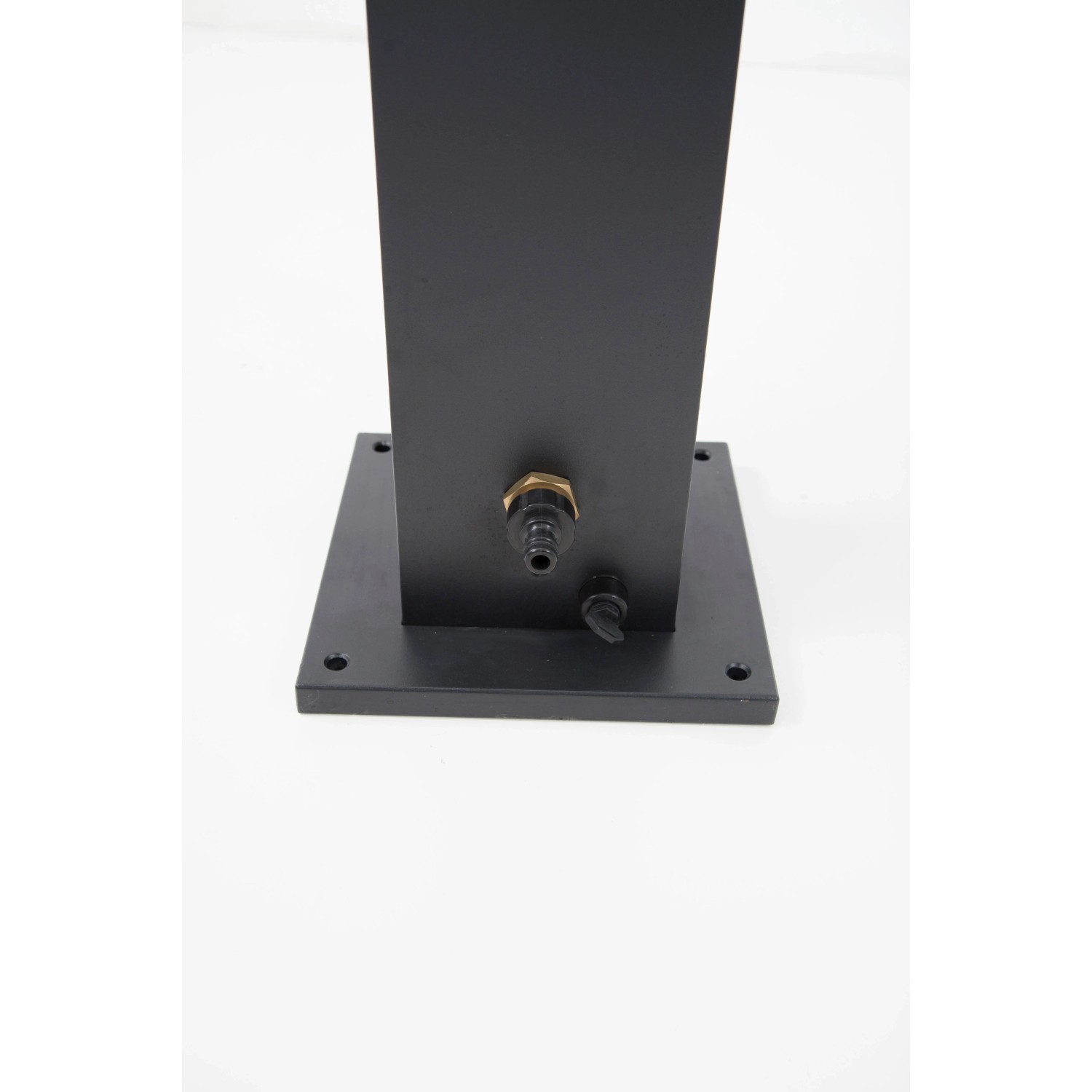 Detailaufnahme der Steinbach Speed Shower Solardusche Deluxe, Outdoor Dusche mit Wasserhahn und Anschluss.