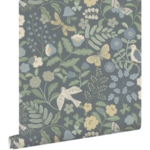 ESTAhome Vliestapete mit blau-grünem Blumen- und Vogelmuster, Schmetterlingen und Libellen auf dunklem Grund.