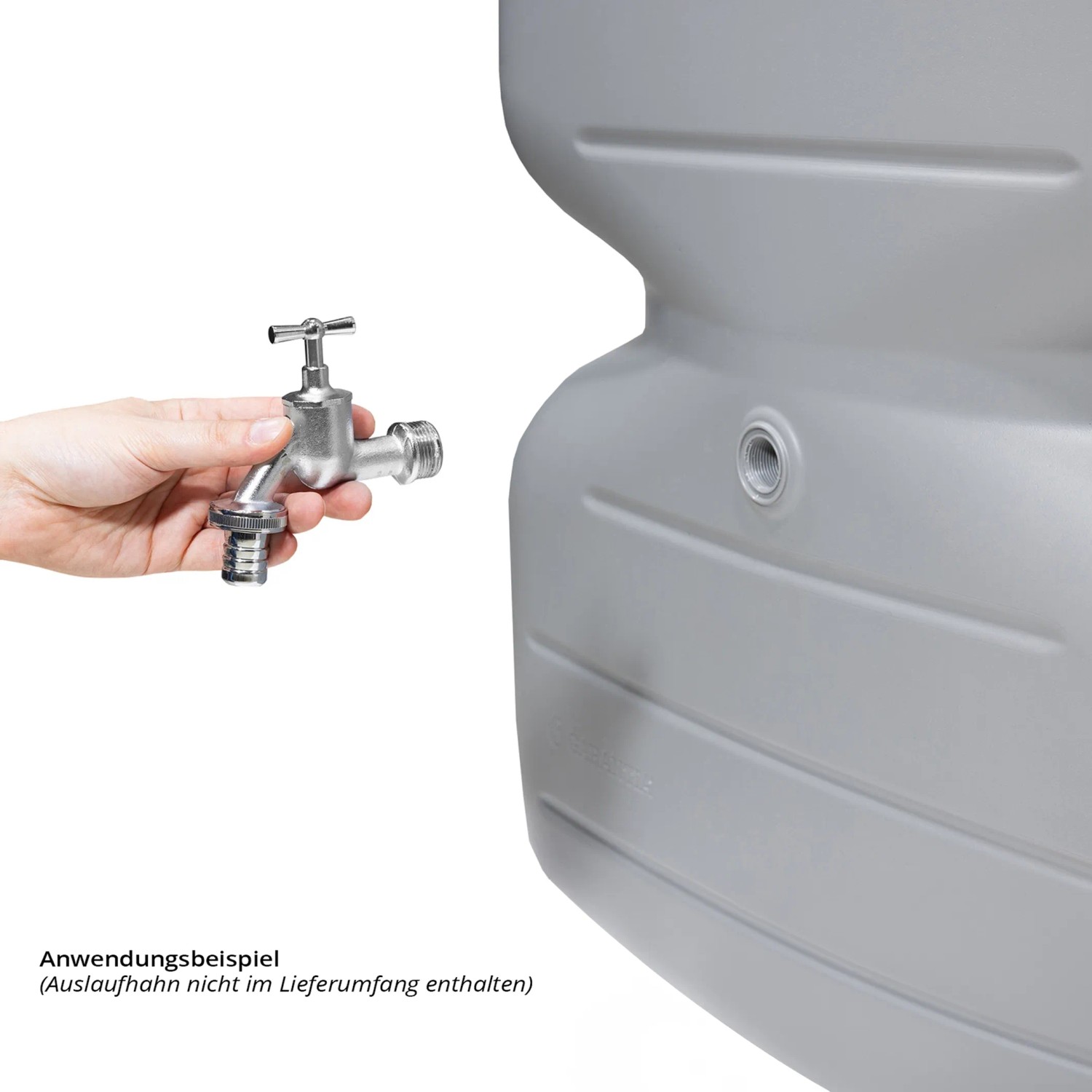 Gartentank Cubus 700l in Betongrau mit Hand und Wasserhahn (nicht enthalten) als Anwendungsbeispiel.