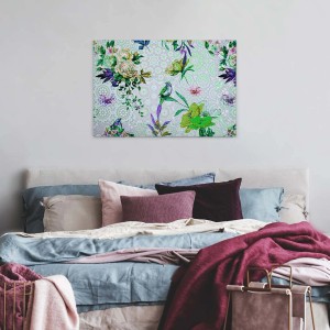 Leinwandbild mit Vögeln und Blumen als Wanddeko im Schlafzimmer.