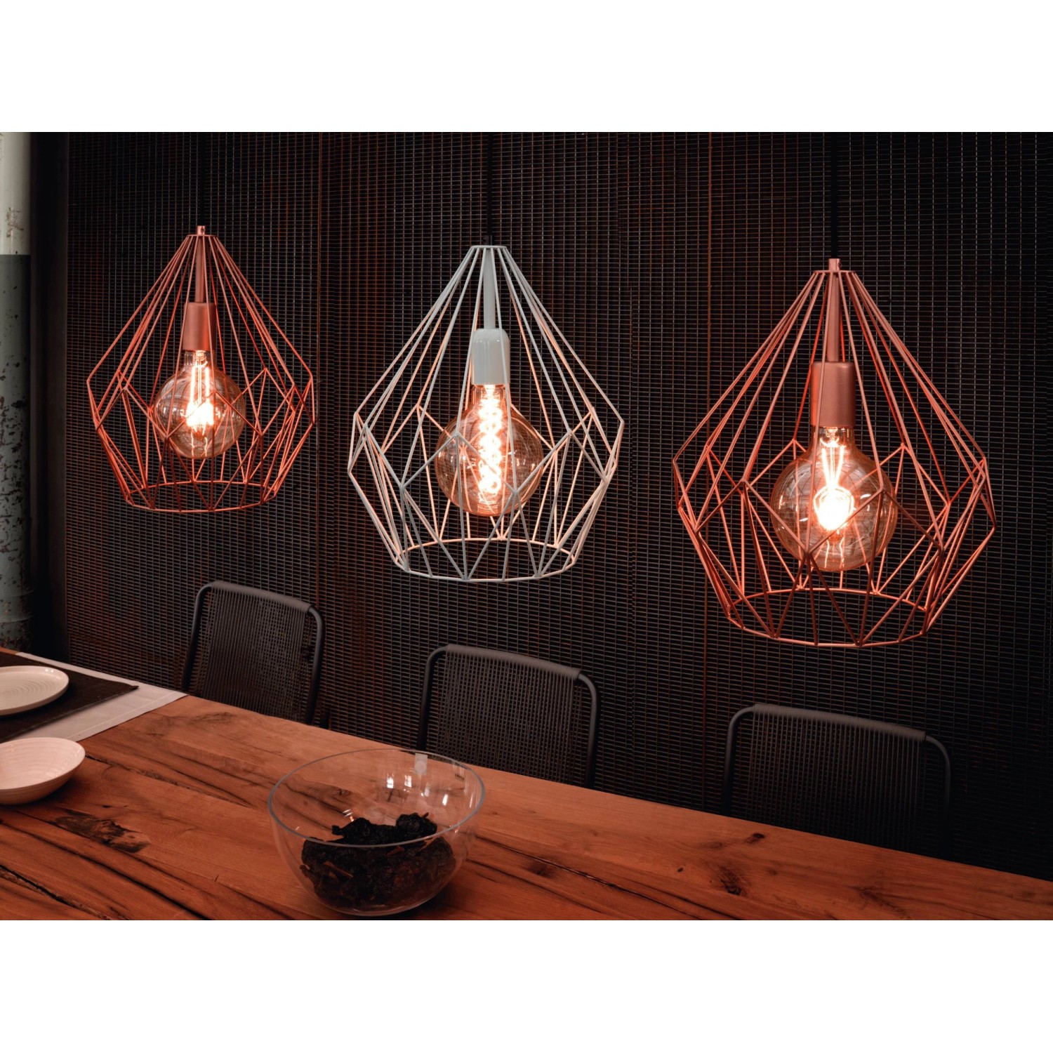 Drei Pendelleuchten Carlton in Kupfer und Weiß über einem Esstisch. Drahtdesign mit E27 Fassung.