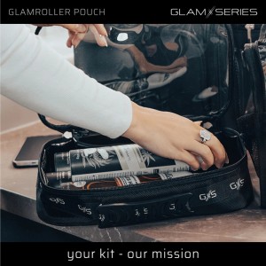 Hand greift in schwarzes Glamseries Glamroller Pouch Taschen Inlay mit transparentem Deckel, gefüllt mit Kosmetik.