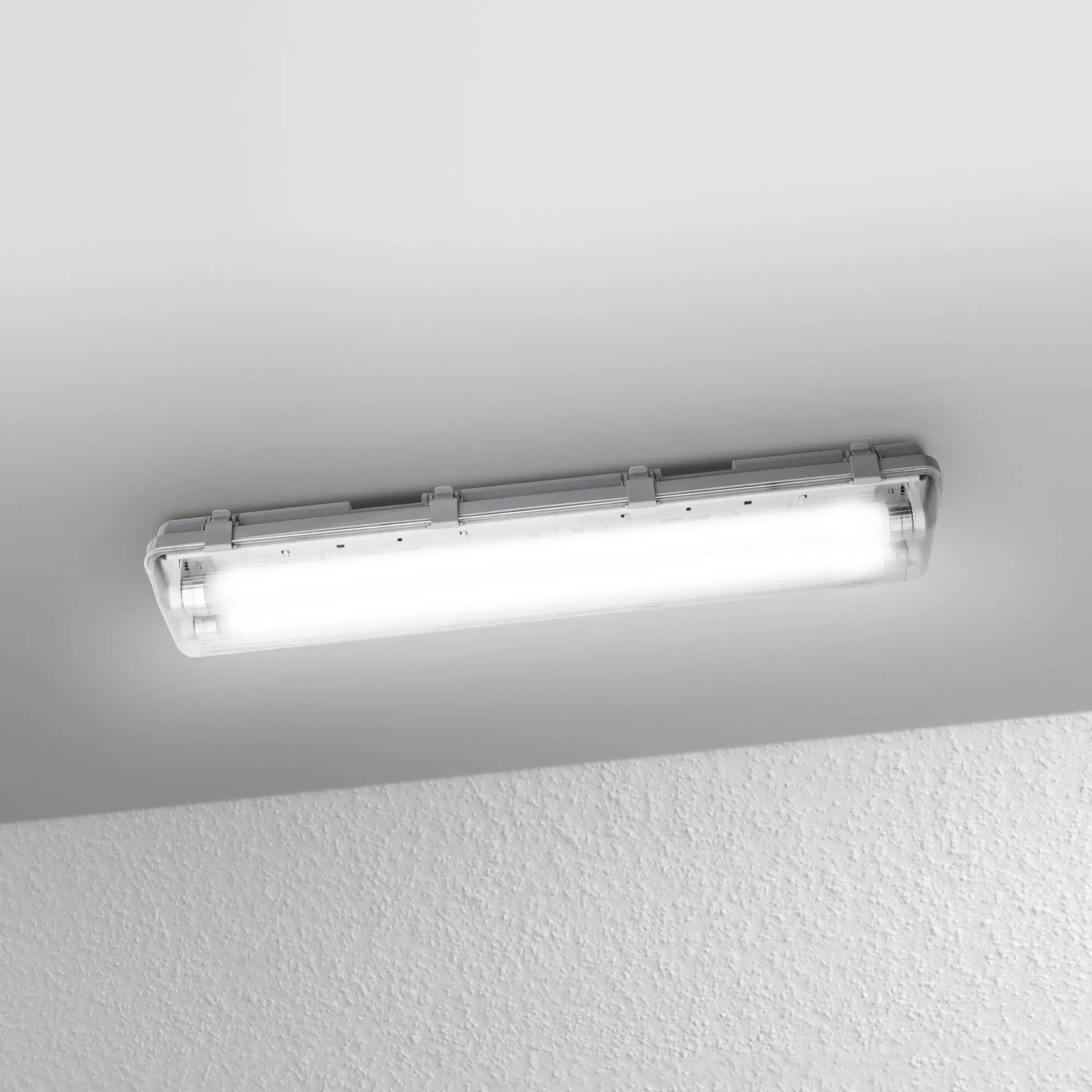 Ledvance LED-Feuchtraumleuchte Submarine, kaltweiß, montiert an einer Decke.