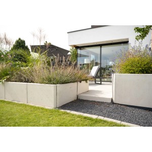 Diephaus L-Stein bewehrt, grau, 80x100x45x8 cm, als Beetbegrenzung im Garten.