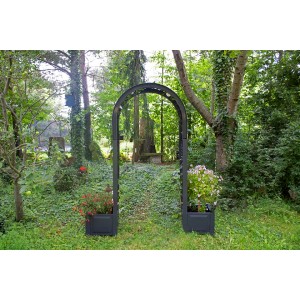 Anthrazitfarbener Rosenbogen mit Pflanzkästen von KHW im Garten.