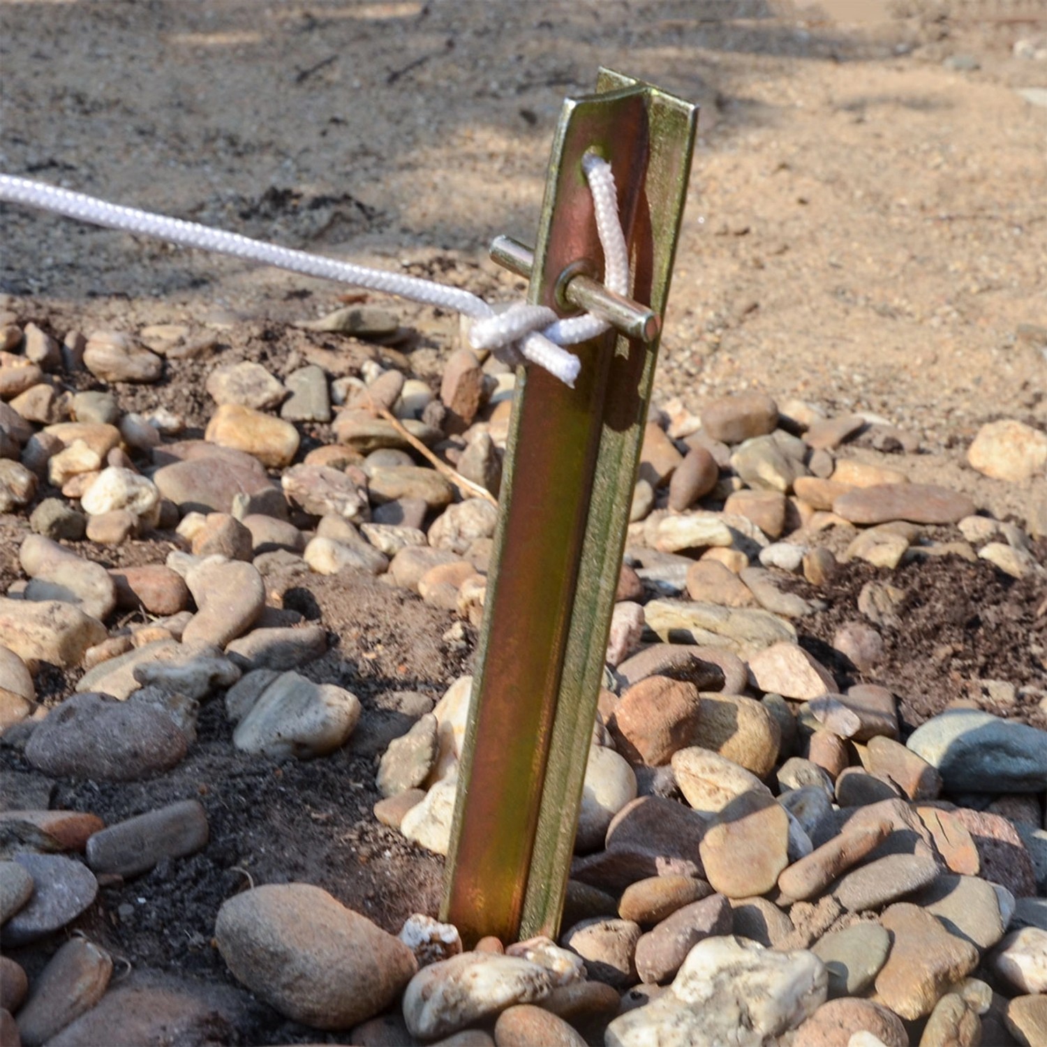 AMANKA Stahl Erdnagel mit T-Profil im Boden, Spannleine befestigt. Camping Zubehör.