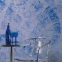 Wandgestaltung mit LUX Effekt-Folienwalze Bistro: Blau-silberner Effekt auf einer Wand.