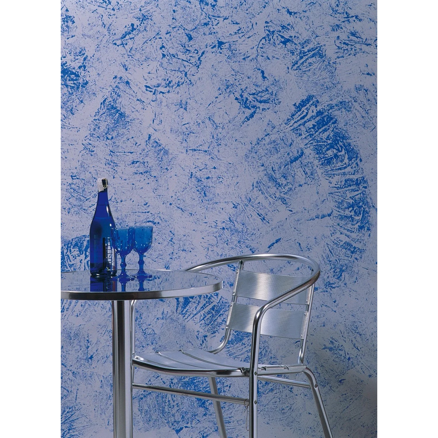 Wandgestaltung mit LUX Effekt-Folienwalze Bistro: Blau-silberner Effekt auf einer Wand.